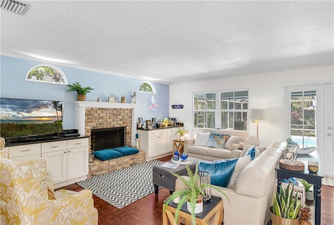 713 Royal Palm Pl - Photo 3 of 35