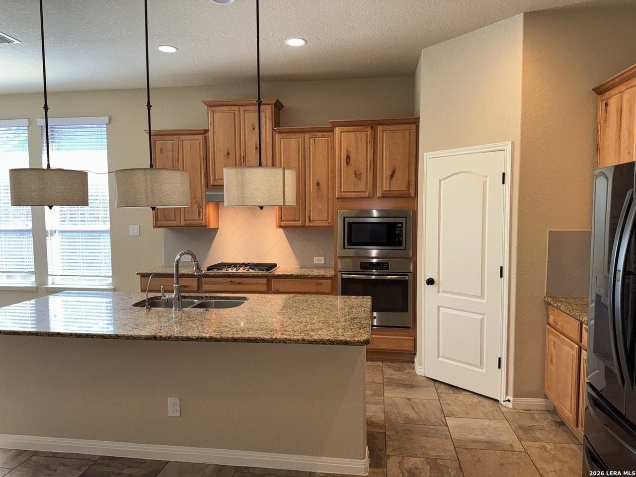 9827 Catell - Photo 5 of 38