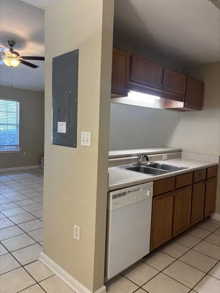 2740 W Tharpe St #105 - Photo 7 of 17