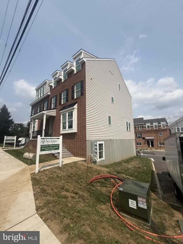 411 WHARTON Street - Photo 5 of 27