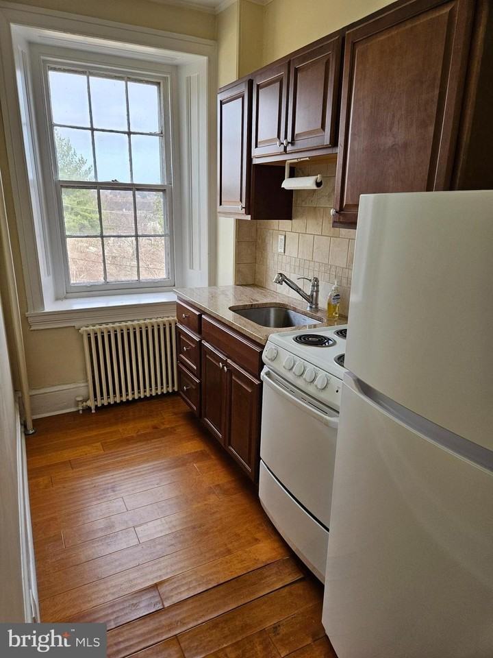 211 S Henderson Rd #4 - Photo 4 of 9