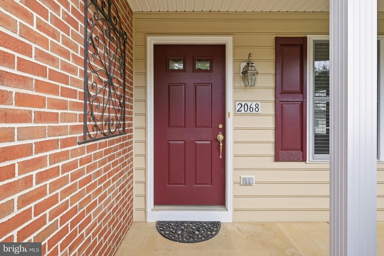 2068 Stoneleigh Dr - Photo 4 of 38