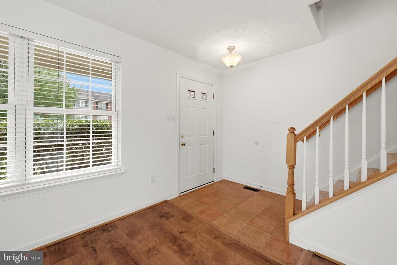 2068 Stoneleigh Dr - Photo 6 of 38