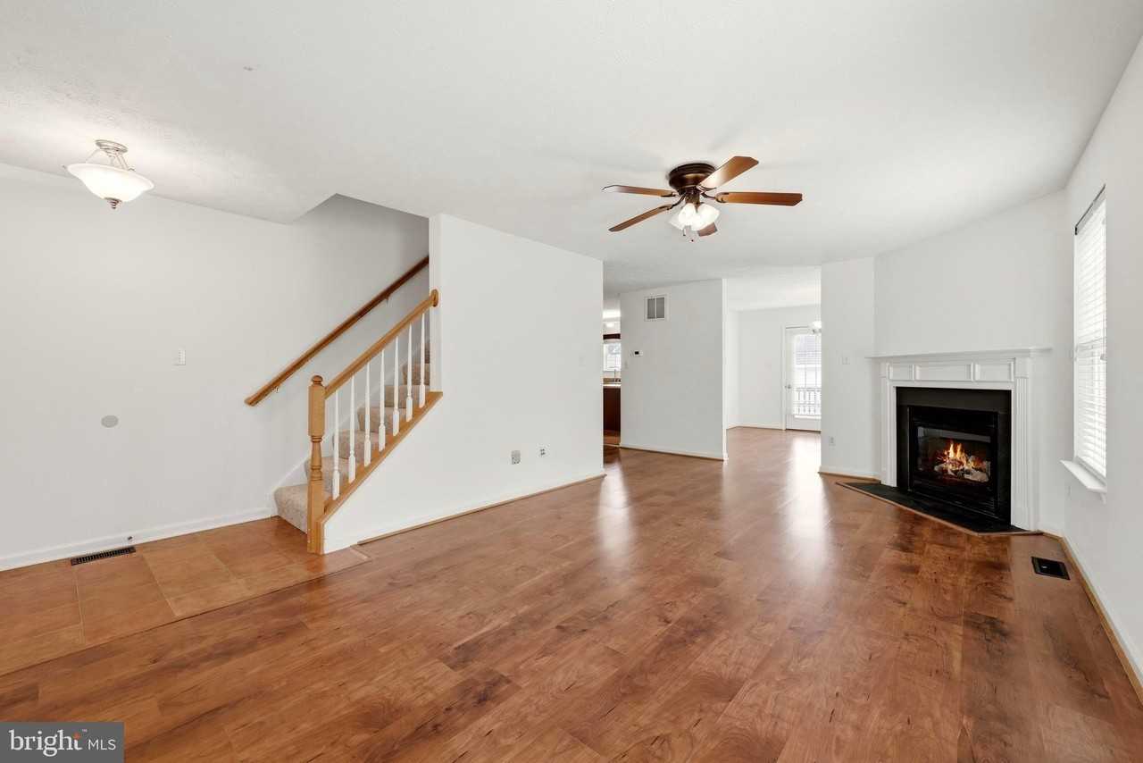 2068 Stoneleigh Dr - Photo 7 of 38