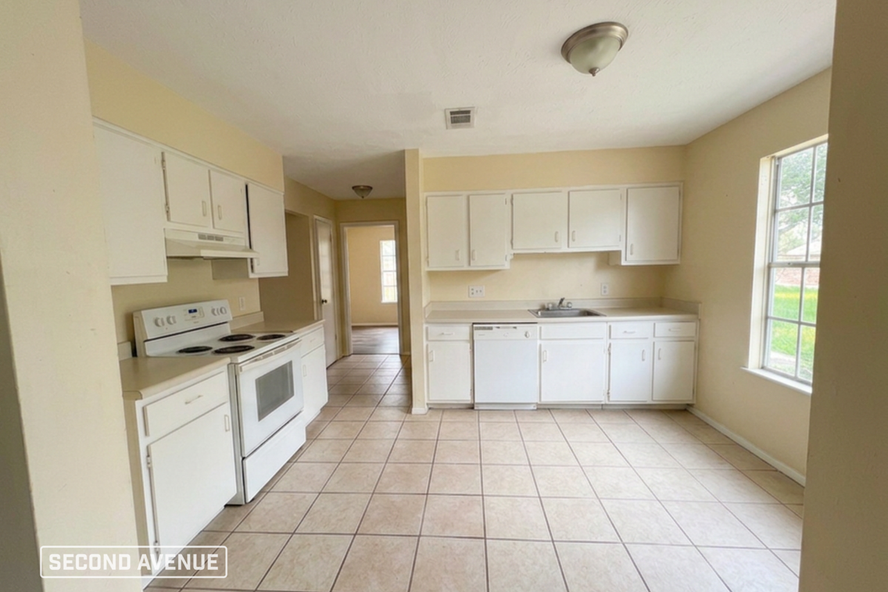 15802 Ridgecroft Rd - Photo 3 of 19