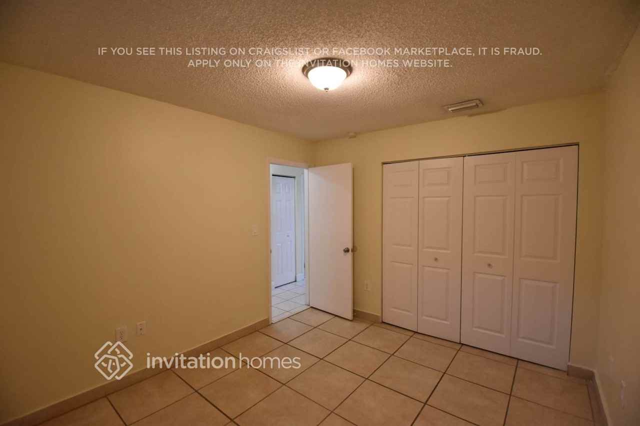 9147 Nw 111th Ter - Photo 4 of 8