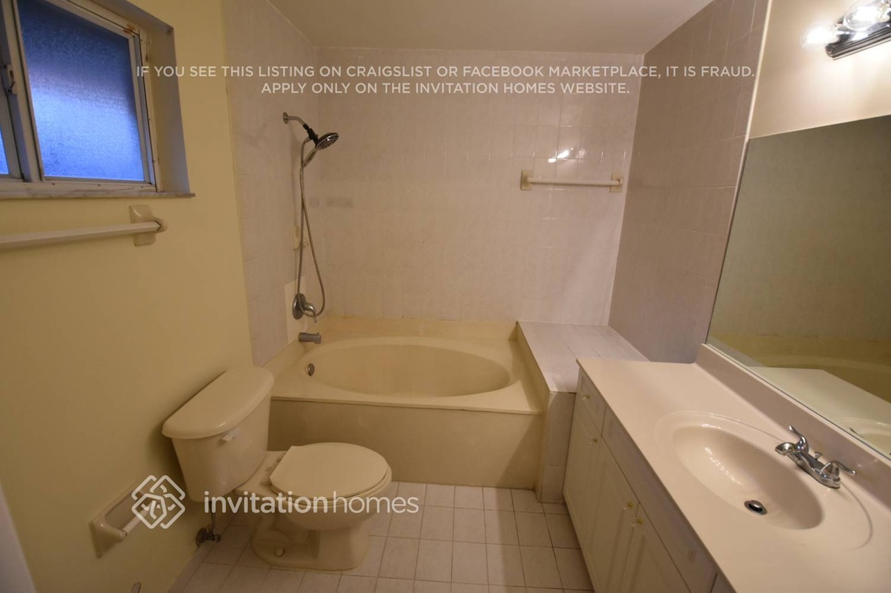 9147 Nw 111th Ter - Photo 5 of 8