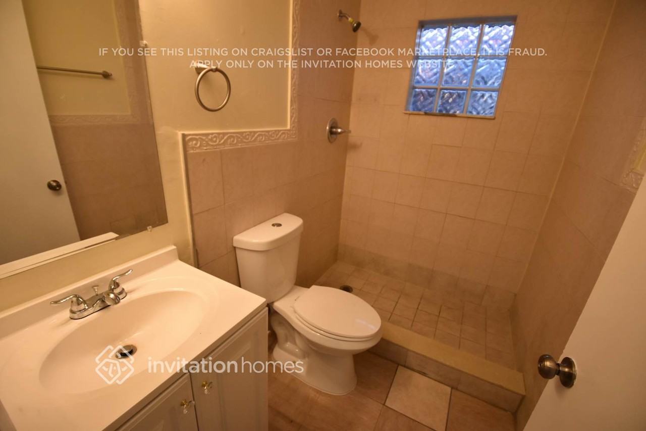 9147 Nw 111th Ter - Photo 6 of 8