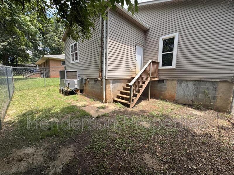 1022 5th St - Photo 3 of 11