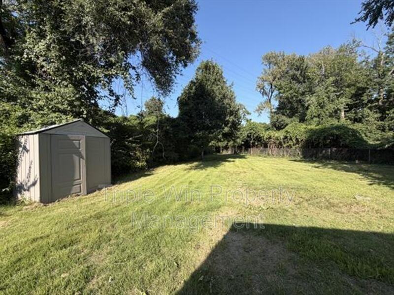 1570 Mendell Dr - Photo 3 of 15