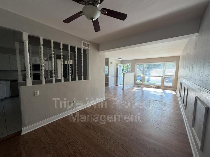 1570 Mendell Dr - Photo 4 of 15