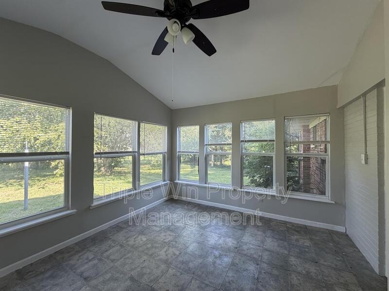 1570 Mendell Dr - Photo 5 of 15