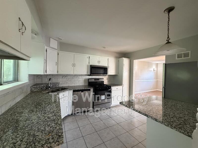 1570 Mendell Dr - Photo 6 of 15