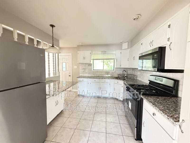 1570 Mendell Dr - Photo 7 of 15