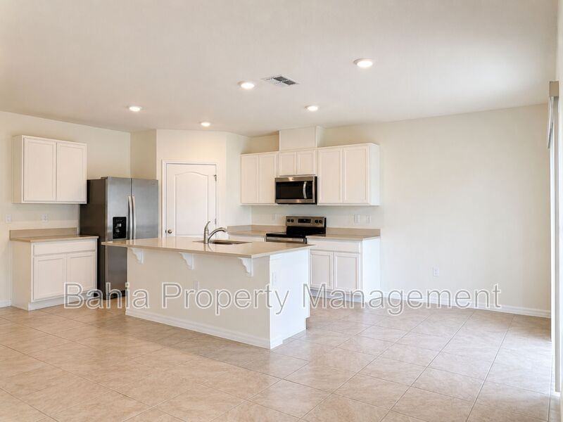 869 Ambleside Dr - Photo 5 of 20