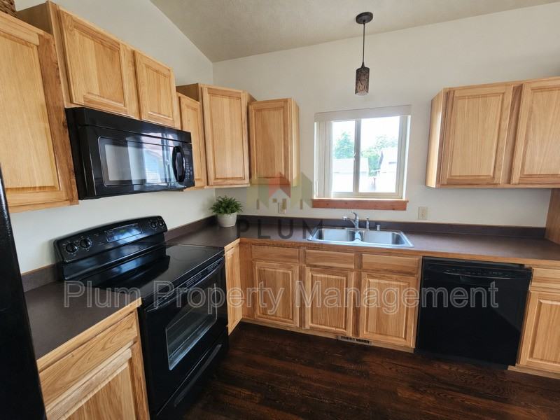 2117 Kensington Ave - Photo 4 of 11