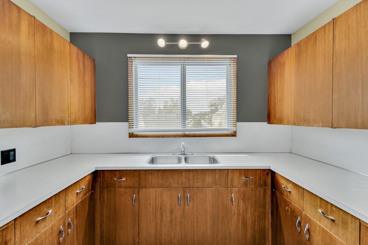 566 Cathedral Ave - Photo 4 of 22