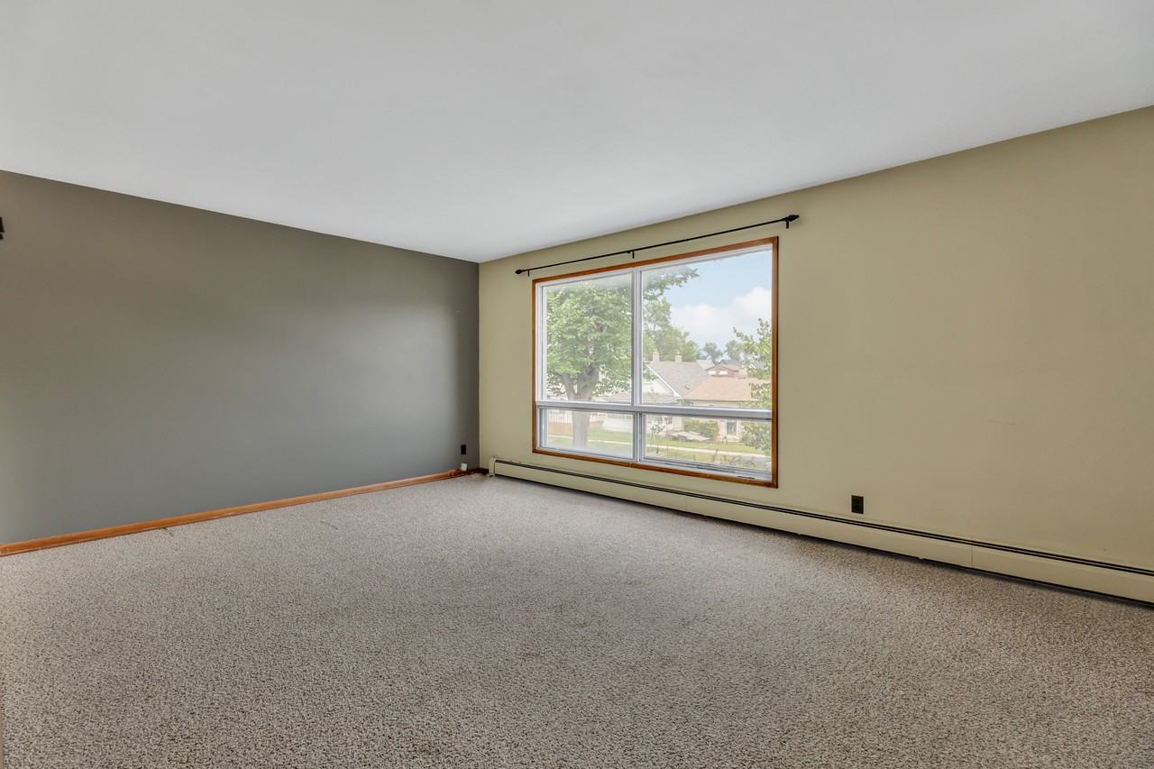 566 Cathedral Ave - Photo 7 of 22