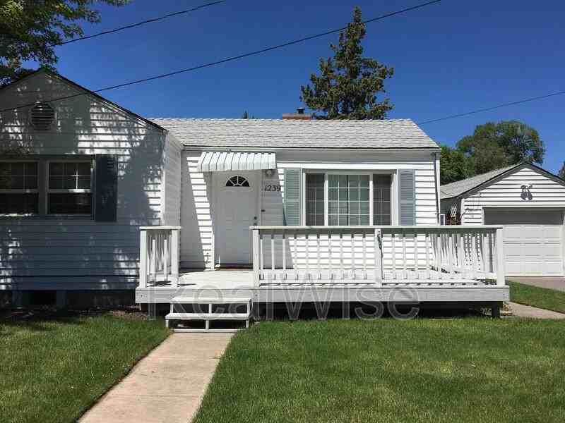 1239 Nw Dogwood Ave - Photo 2 of 25