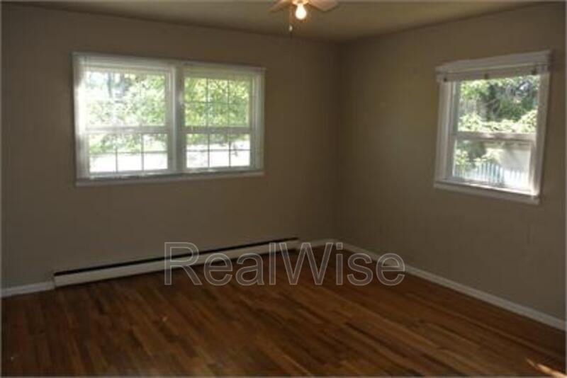 1239 Nw Dogwood Ave - Photo 5 of 25