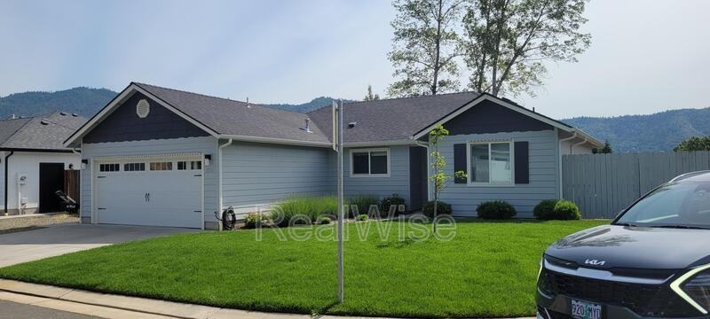 1775 Daffodil Ln - Photo 3 of 42