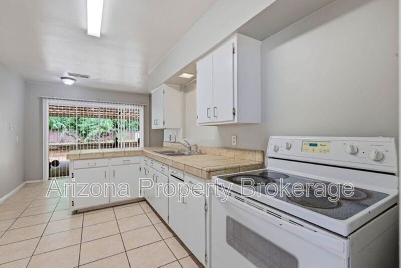 4640 E Oak St - Photo 4 of 29