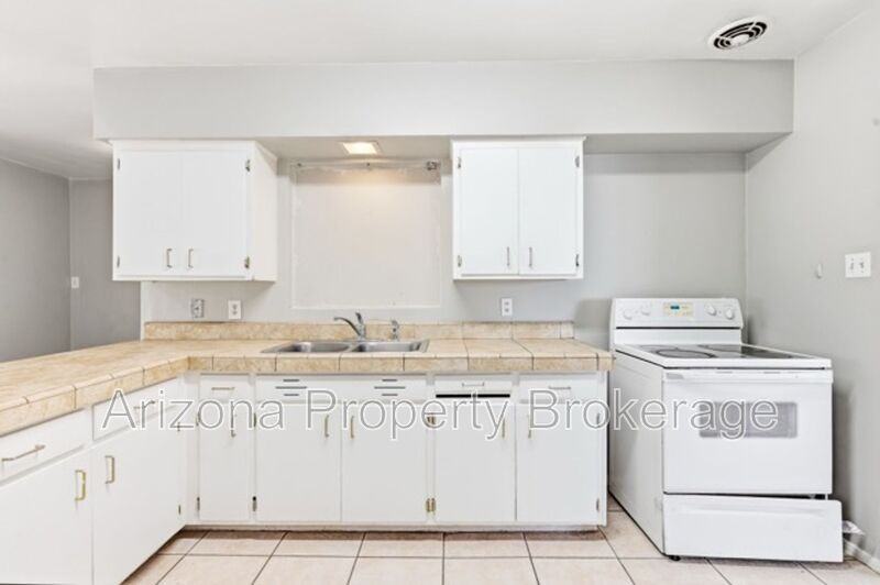 4640 E Oak St - Photo 5 of 29
