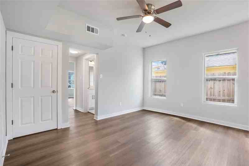 1115 Hogan St - Photo 3 of 7
