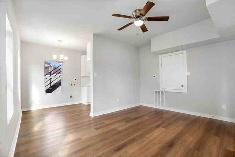 1115 Hogan St - Photo 4 of 7