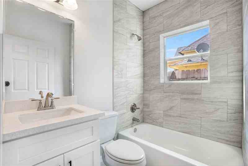1115 Hogan St - Photo 5 of 7