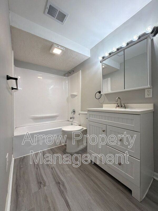 2049 Worthington Ave #B - Photo 5 of 16