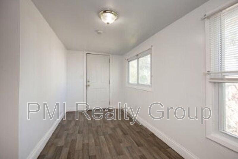 25141 Treadwell Ave - Photo 4 of 21