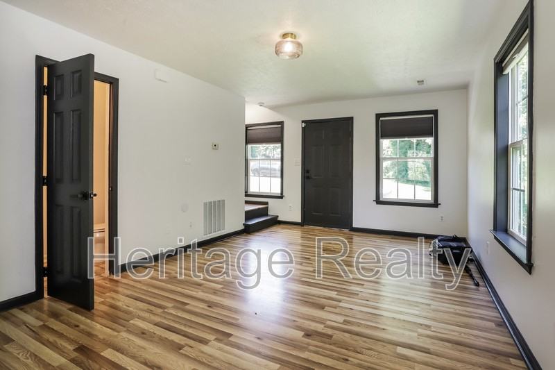 2574 Kenilworth Ln - Photo 3 of 16