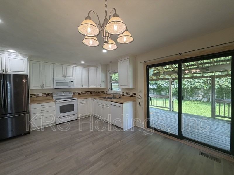 606 E Bayview Blvd - Photo 3 of 10