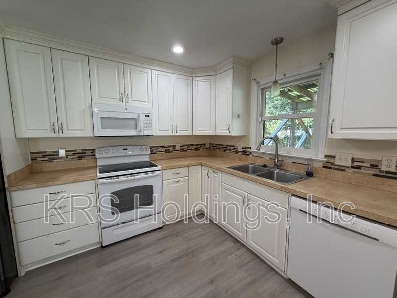 606 E Bayview Blvd - Photo 4 of 10
