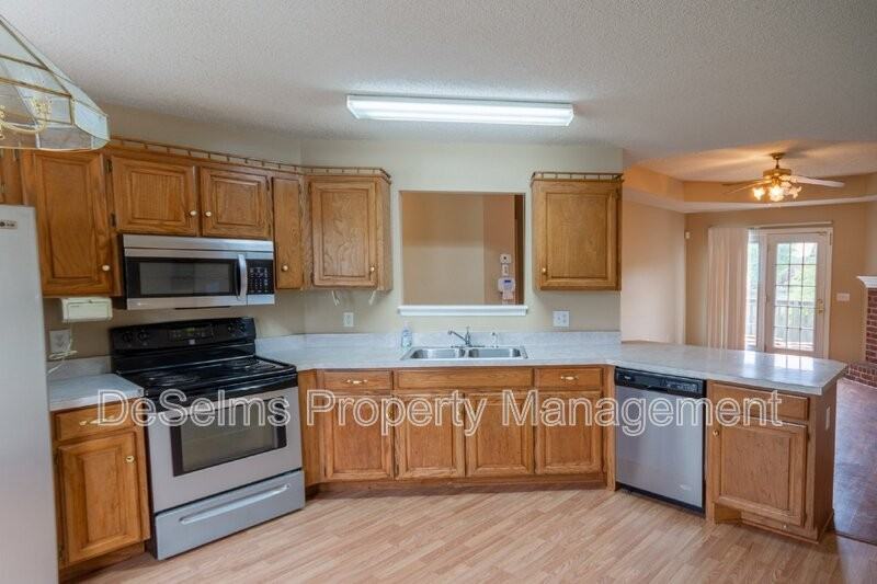 1009 Norwood Ct - Photo 4 of 20