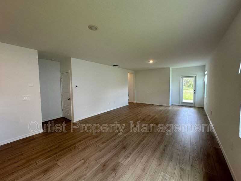 8560 Madrid St - Photo 5 of 22
