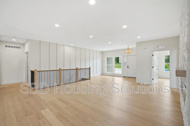 1416 Ne Ernest Way - Photo 2 of 16