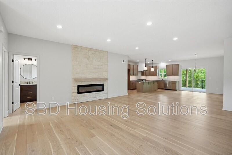 1416 Ne Ernest Way - Photo 3 of 16