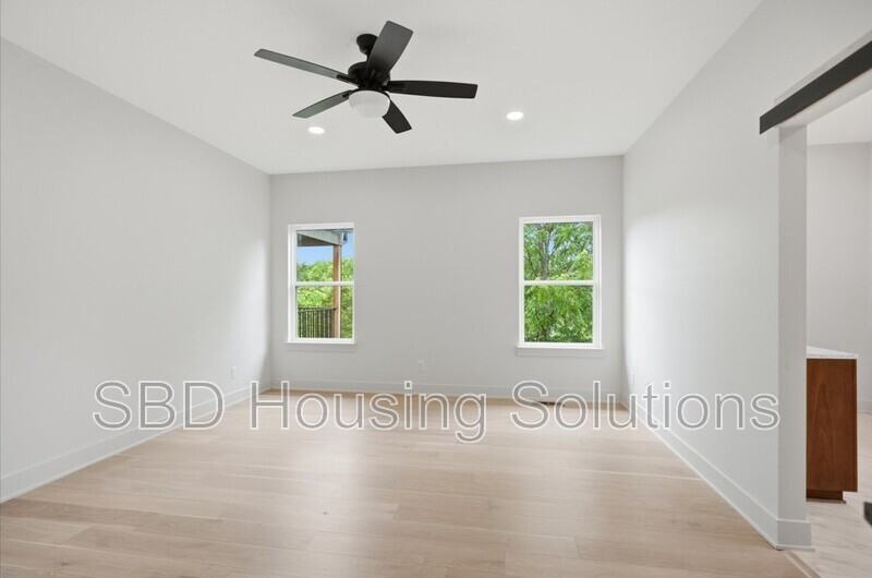 1416 Ne Ernest Way - Photo 6 of 16