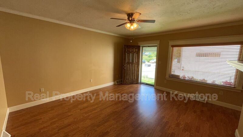 1271 Lewis St - Photo 2 of 28