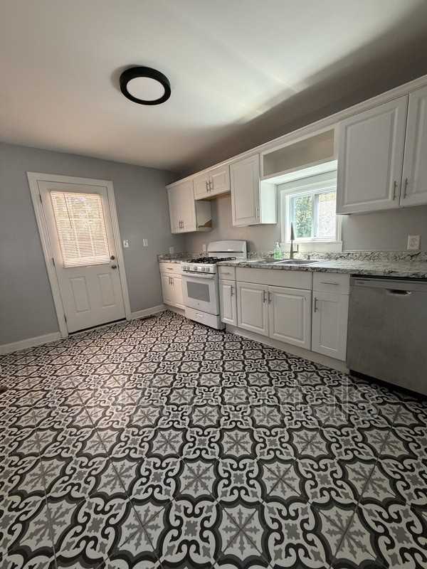 2047 Benson Ave Se - Photo 5 of 14