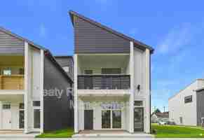featured image of 101 1120S Washington Street #101