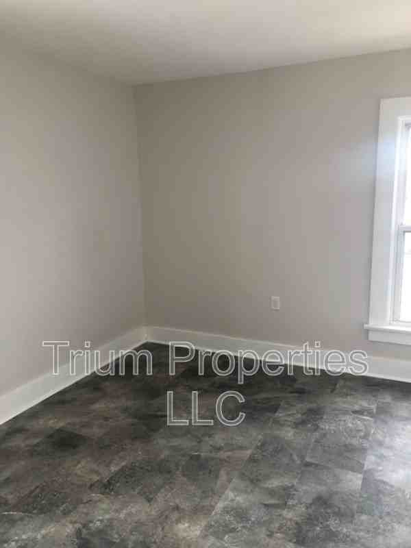 295 E Ash St #B - Photo 3 of 9