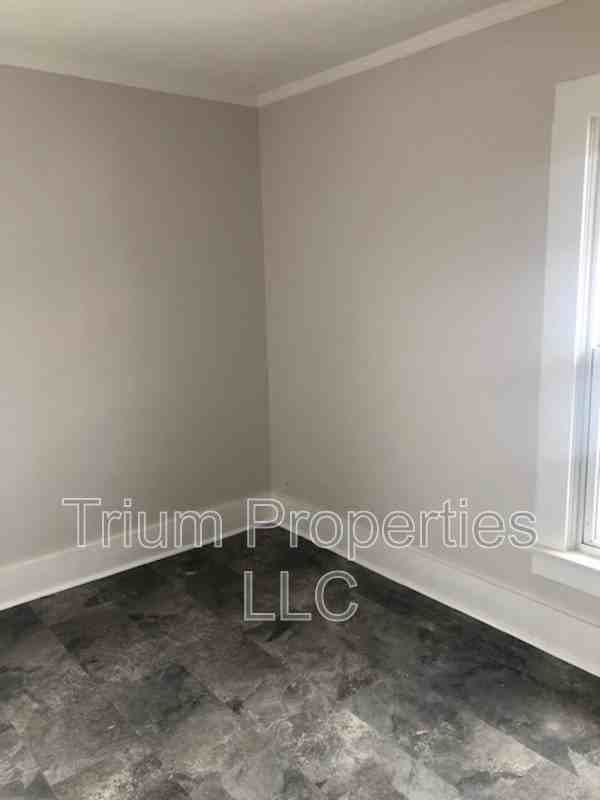 295 E Ash St #B - Photo 4 of 9