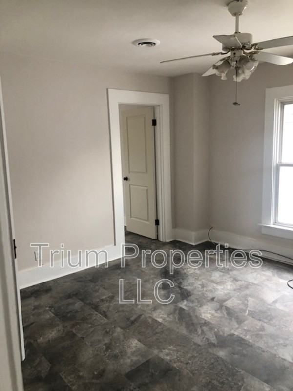295 E Ash St #B - Photo 5 of 9
