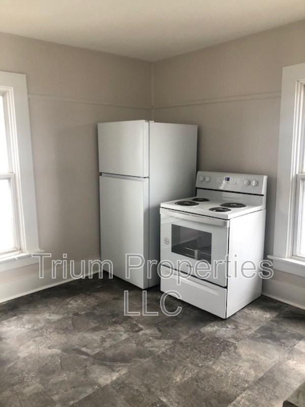 295 E Ash St #B - Photo 7 of 9