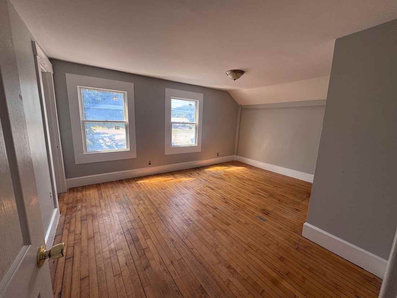 35 River St - Photo 4 of 6