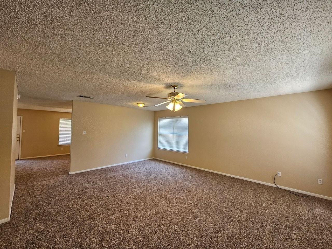 1701 Tanglewood Dr - Photo 6 of 34