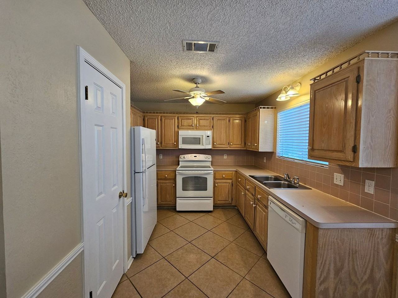 1701 Tanglewood Dr - Photo 4 of 34